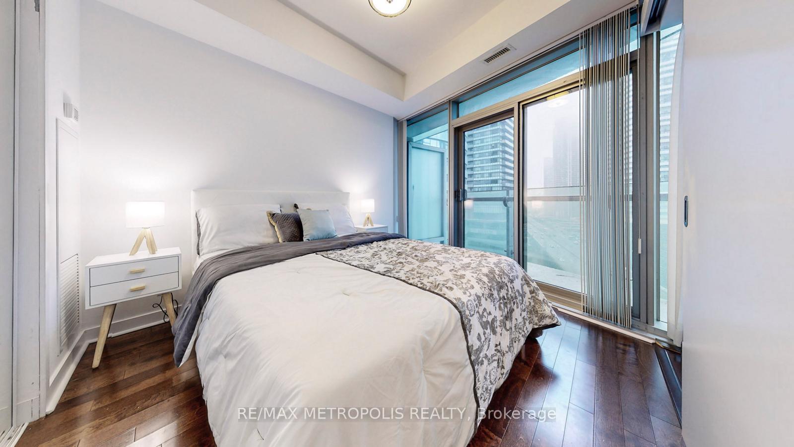 2 Bedrooms Condo at 12 York,  Toronto For sale