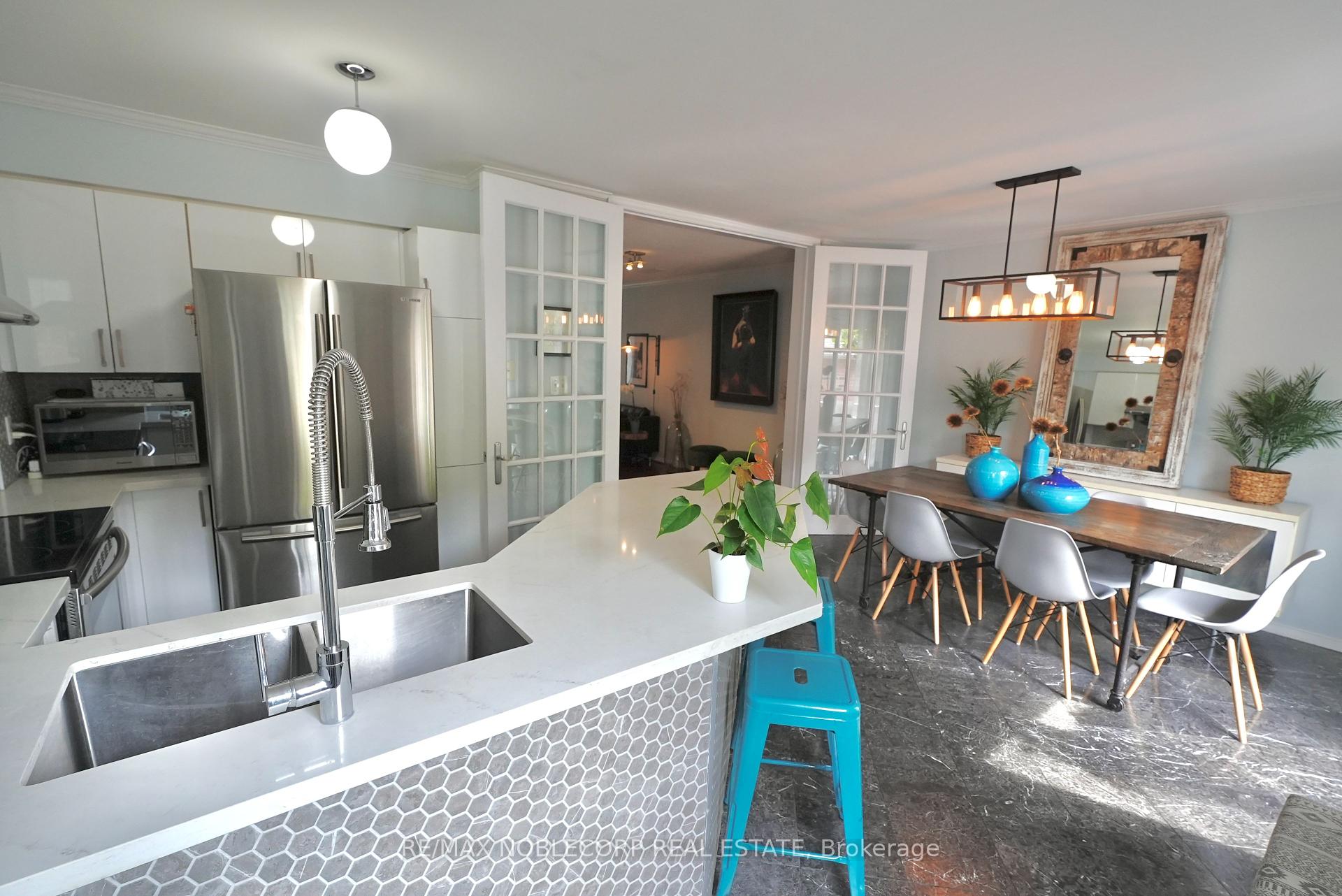 4 Bedrooms Condo at 17 Overlea, Toronto For sale