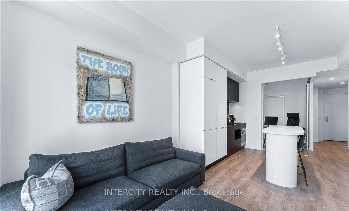 3 Bedrooms Condo at 33 Helendale, Toronto For sale