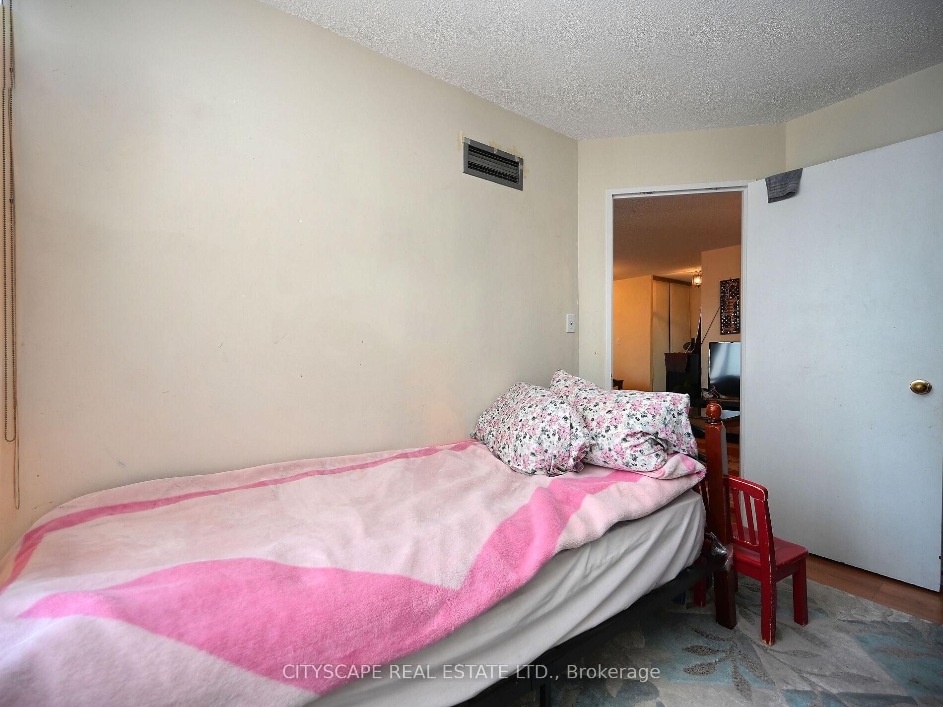 3 Bedrooms Condo at 145 Hillcrest, Mississauga For sale