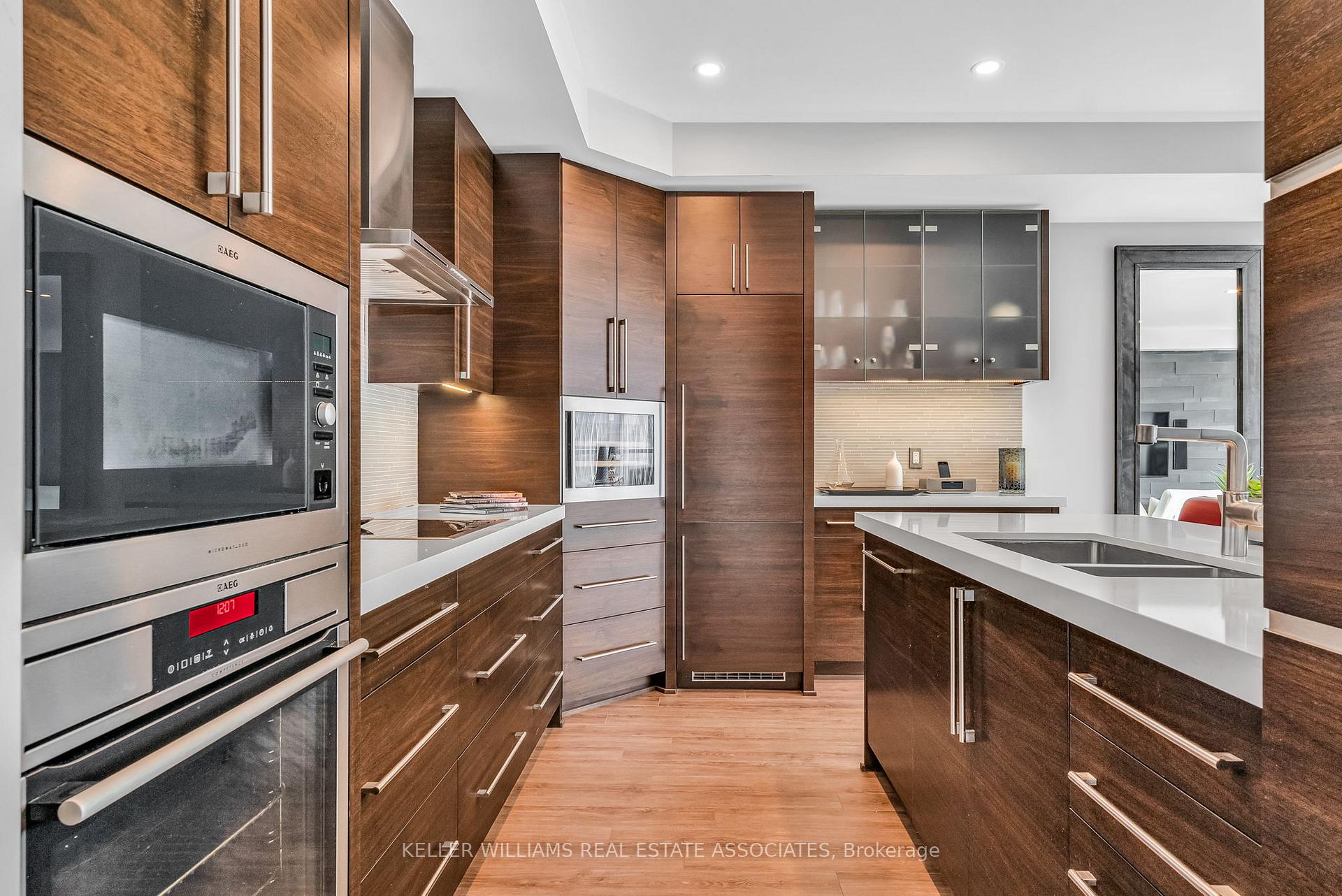 2 Bedrooms Condo at 1 Hurontario, Mississauga For sale