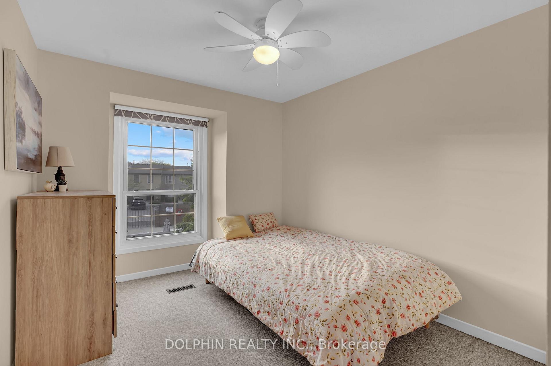 3 Bedrooms Condo at 3033 Glencrest, Burlington For sale