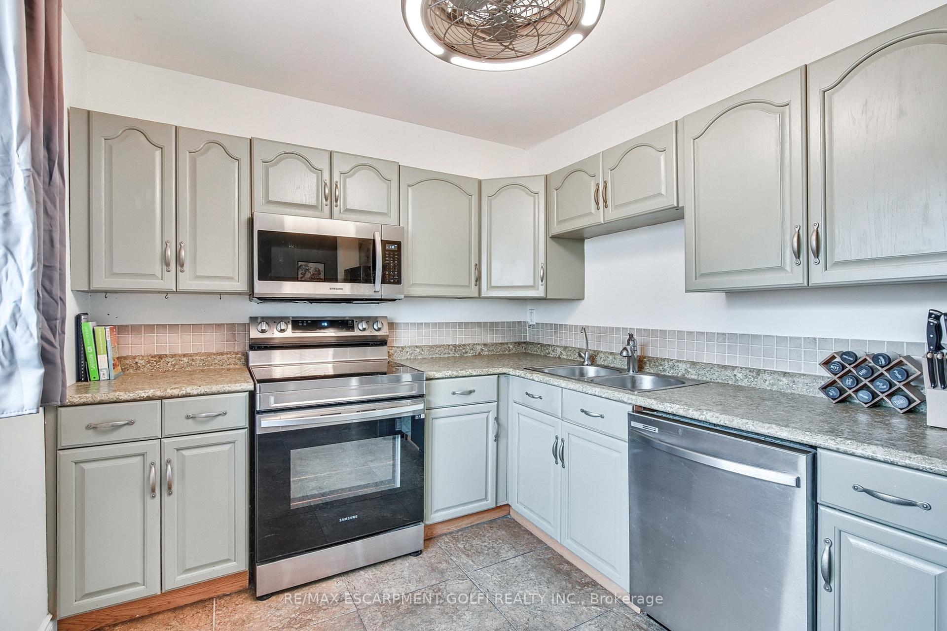4 Bedrooms Condo at 23 WATSONS, Hamilton For sale