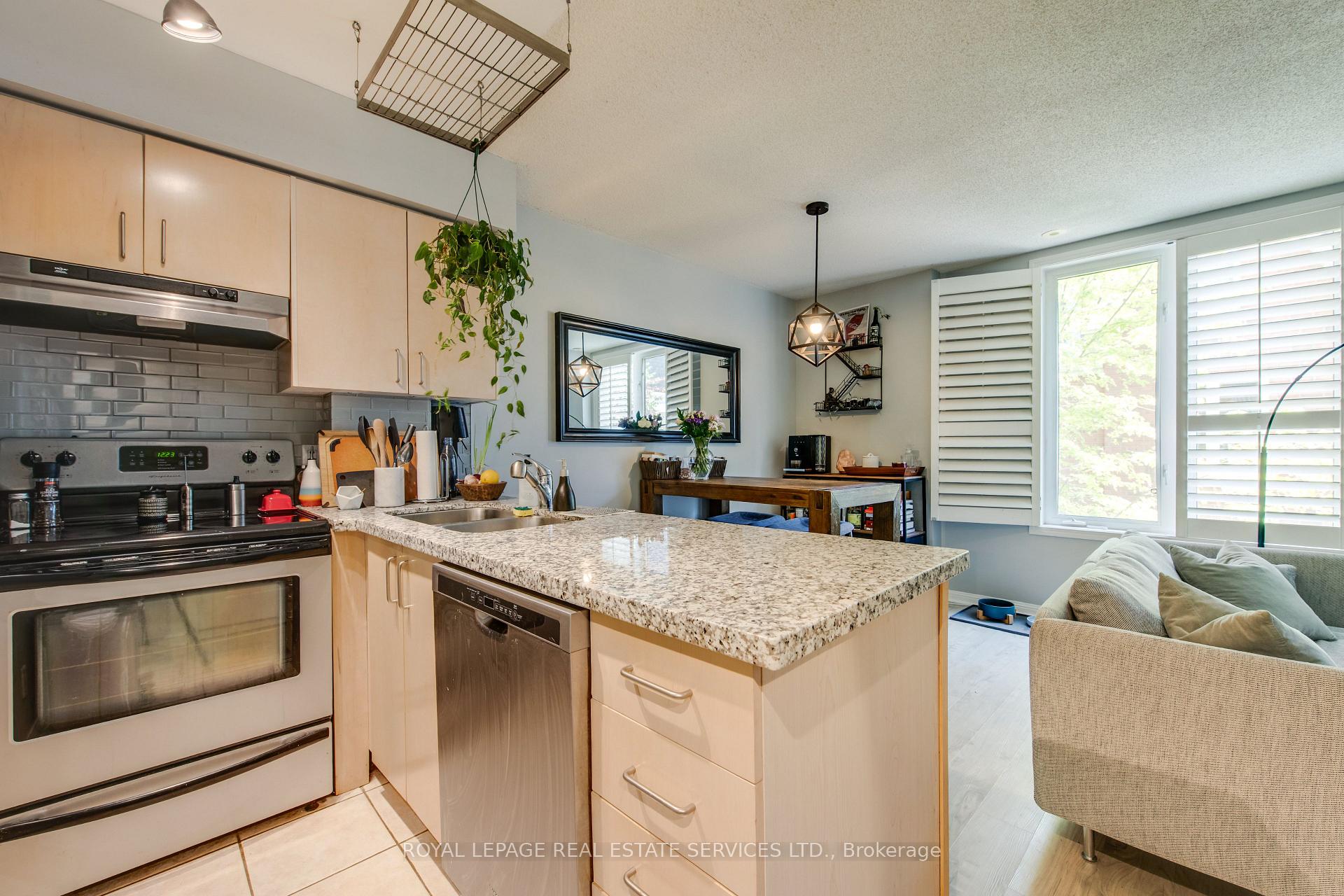 2 Bedrooms Condo at 29 canniff, Toronto For sale