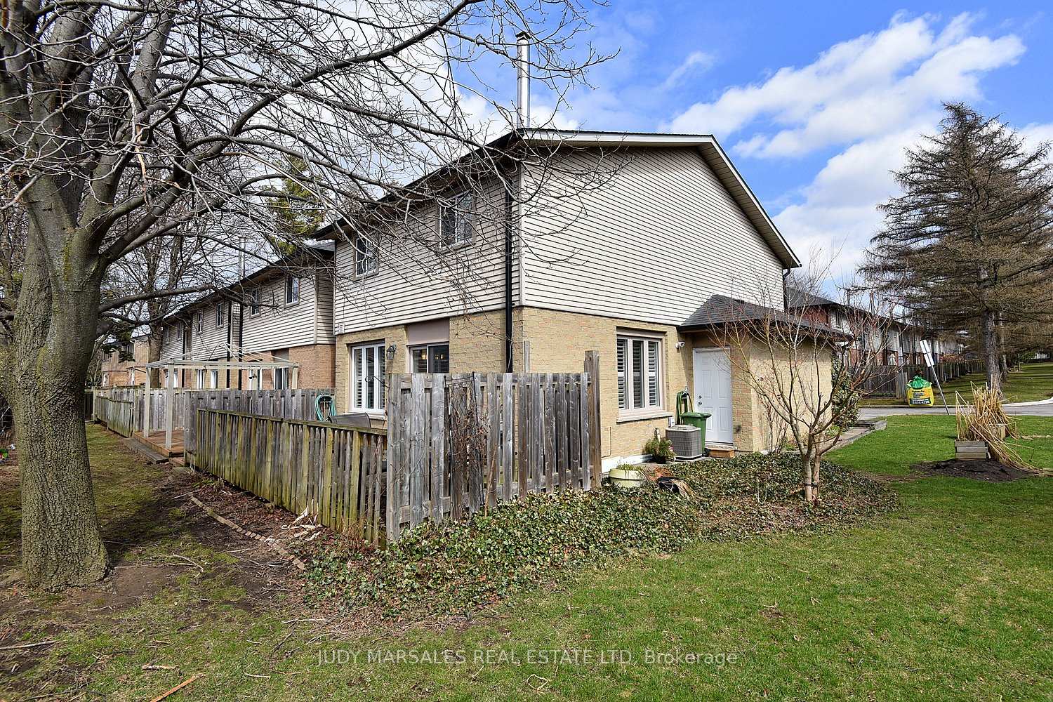 3 Bedrooms Condo at 644 Upper Paradise,  Hamilton For sale