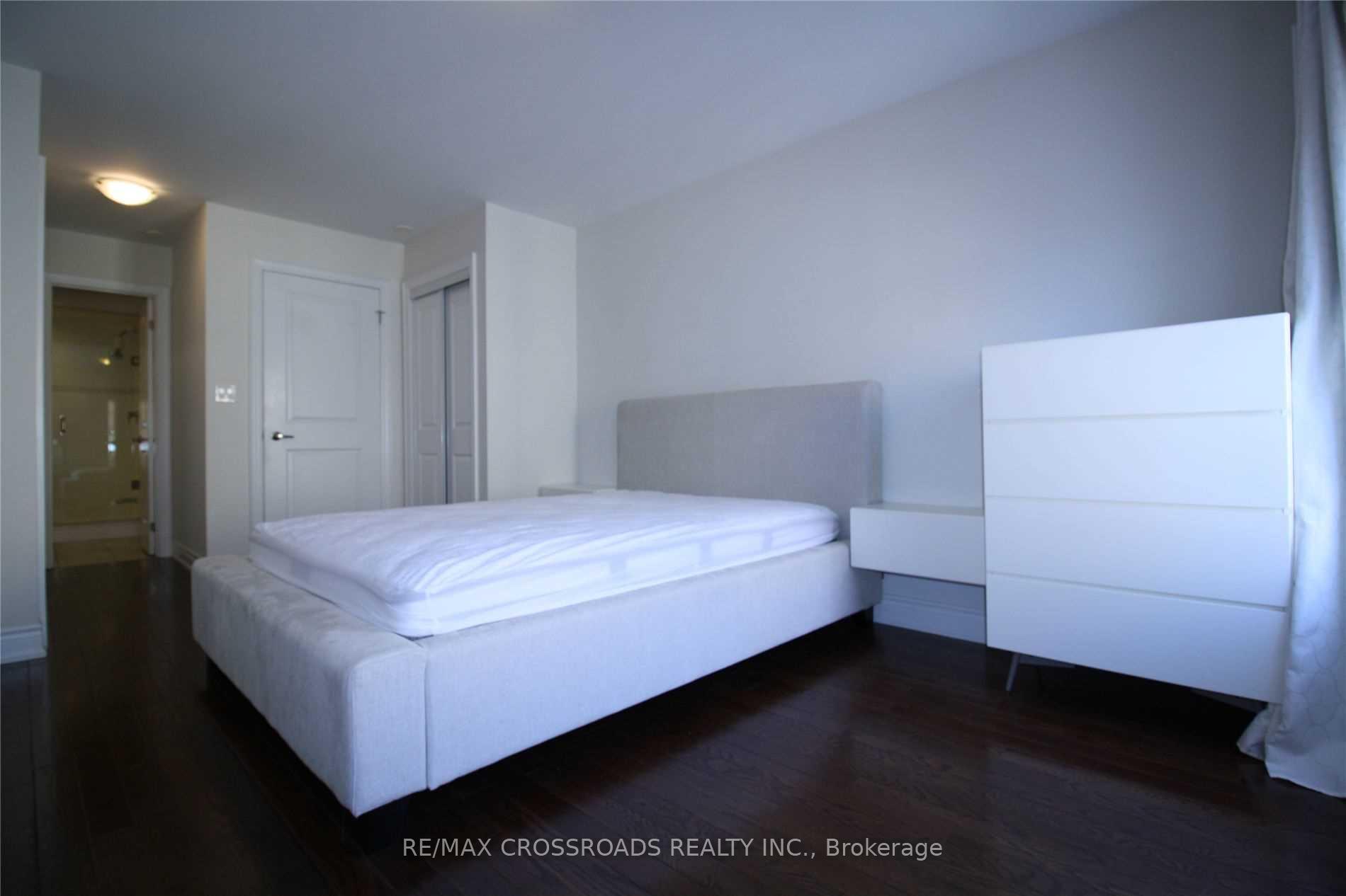 4 Bedrooms Condo at 20 Hargrave, Toronto For sale