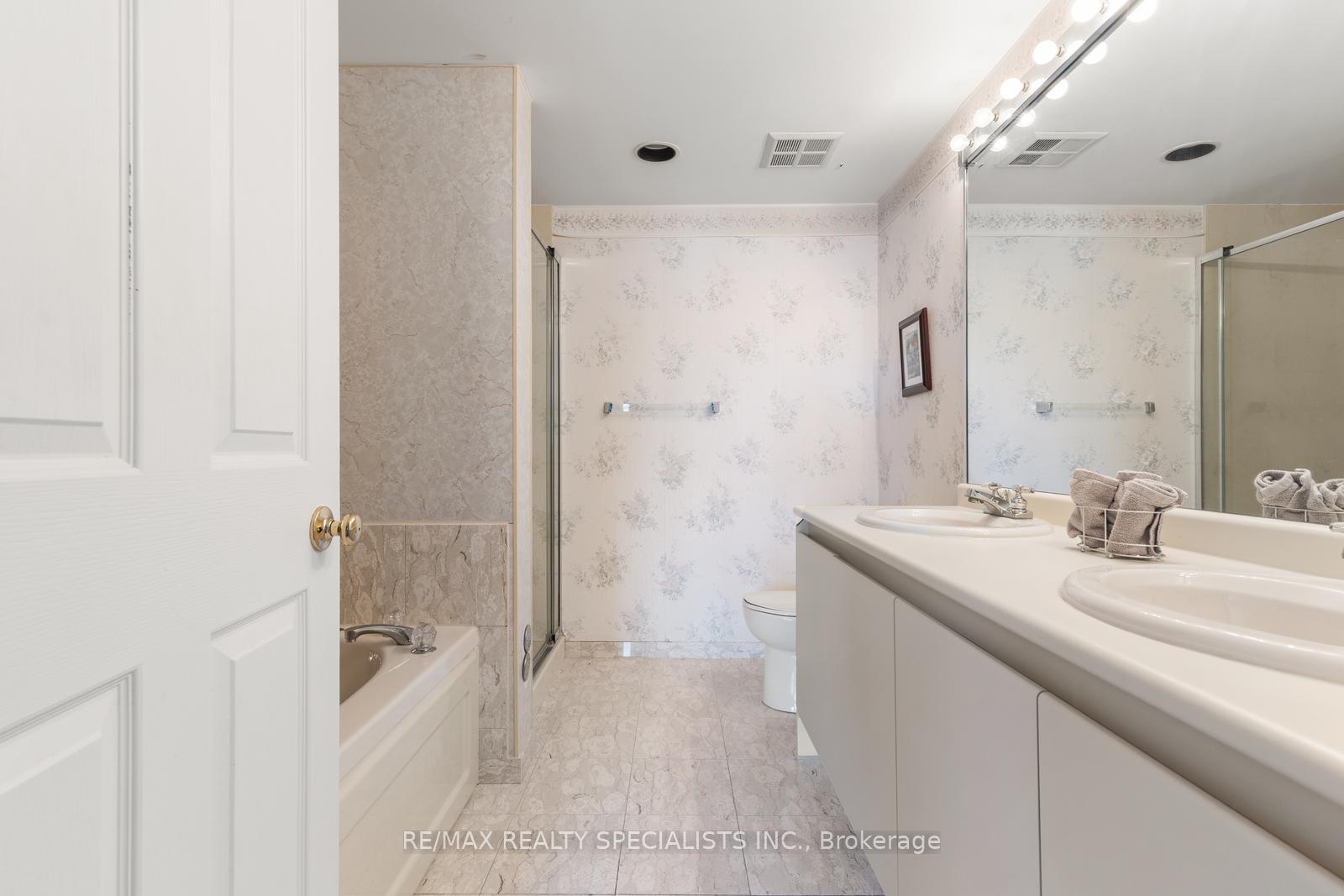 2 Bedrooms Condo at 1800 The Collegeway, Mississauga For sale