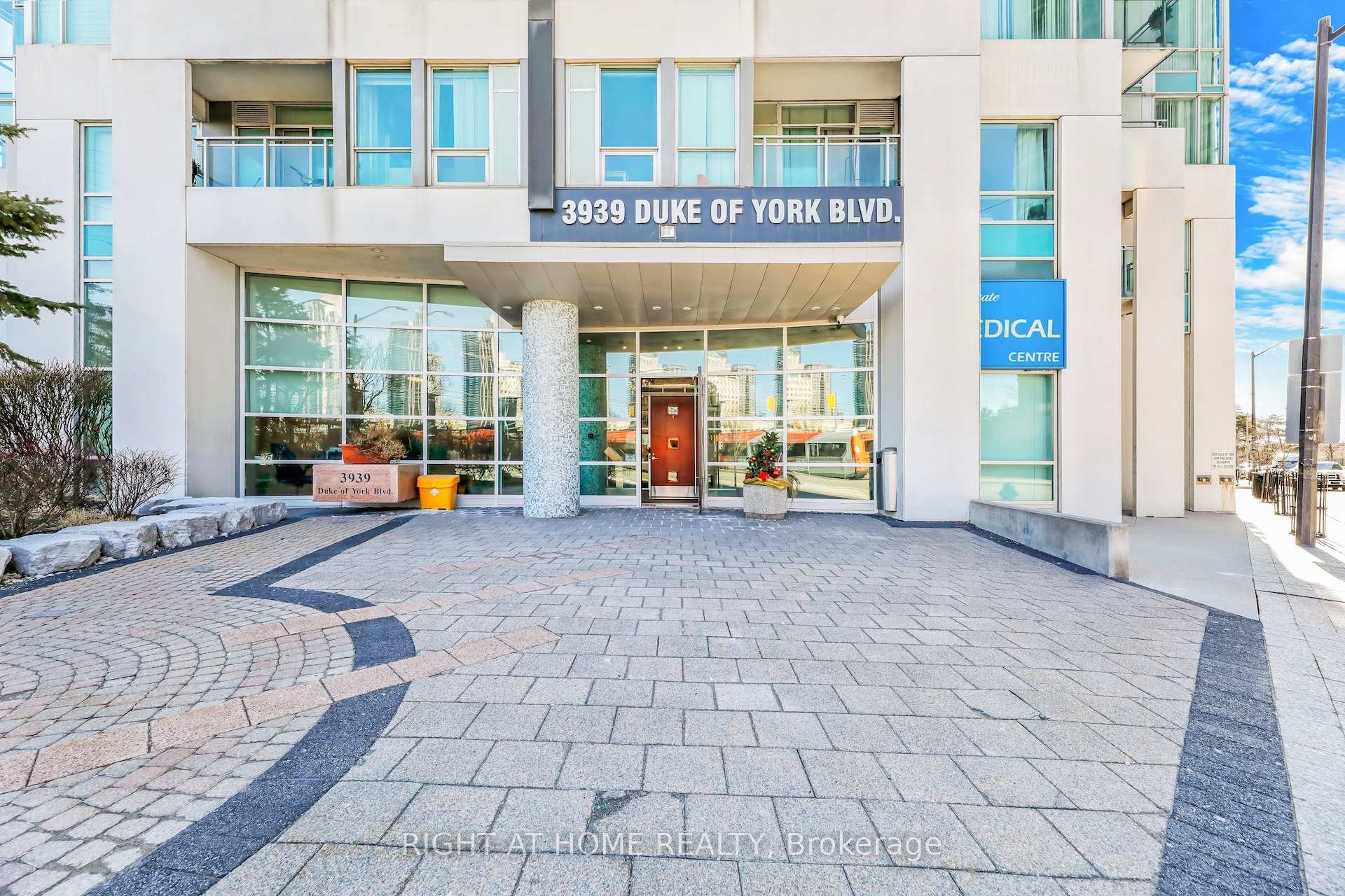 2 Bedrooms Condo at 3939 Duke Of York, Mississauga For sale
