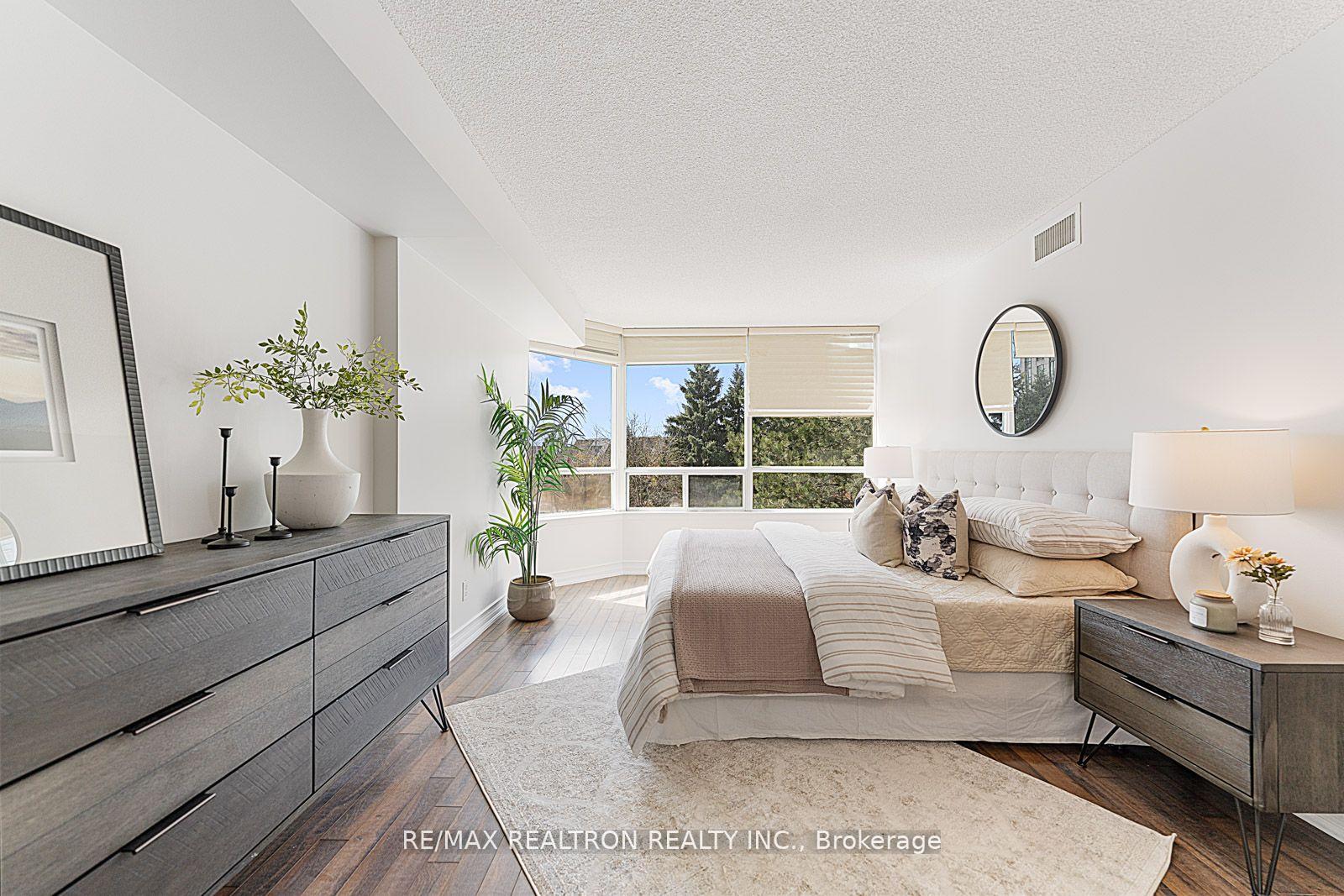 2 Bedrooms Condo at 110 Promenade, Vaughan For sale