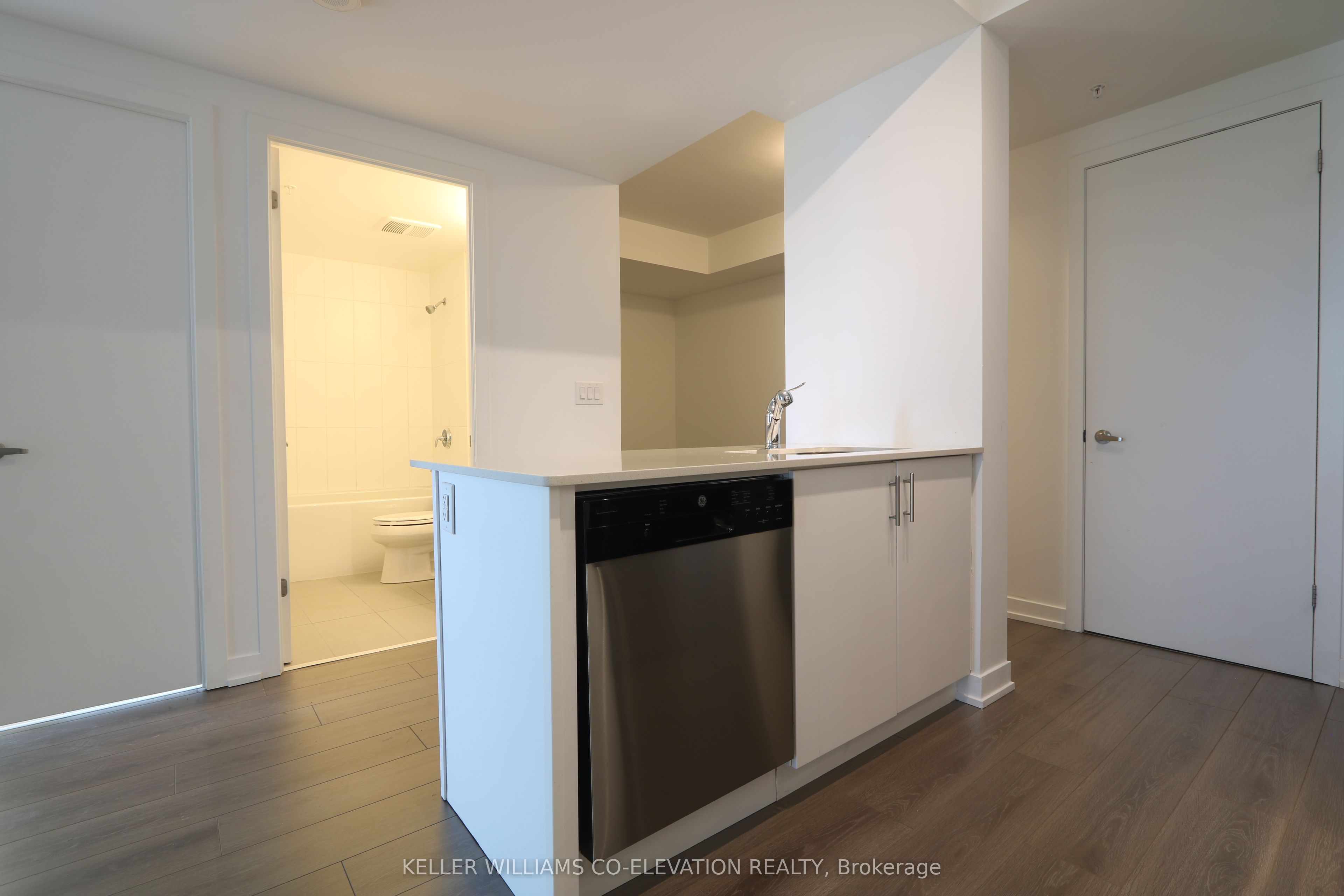 550 North Service Road, #814