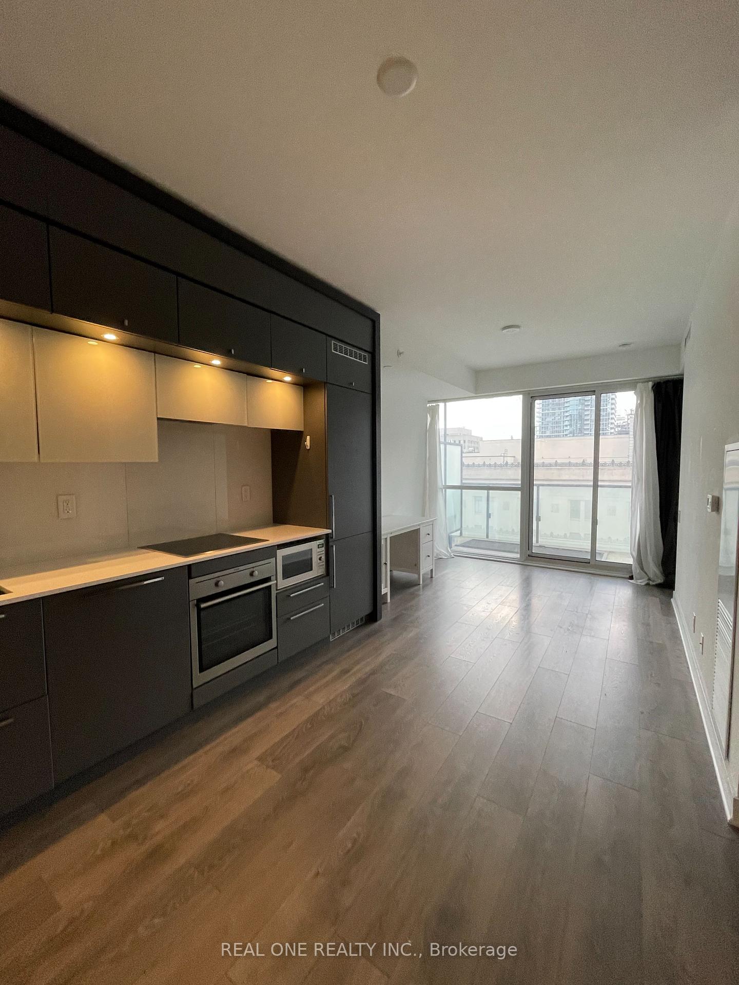 2 Bedrooms Condo at 15 Grenville, Toronto For sale