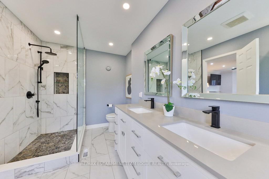 4 Bedrooms Condo at 2145 Country Club, Burlington For sale