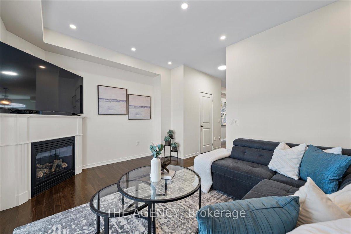 3 Bedrooms Condo at 6625 Falconer, Mississauga For sale