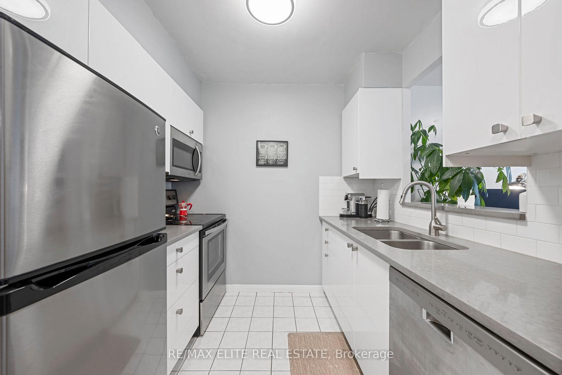 1 Bedroom Condo at 5 Rosehill,  Toronto For sale