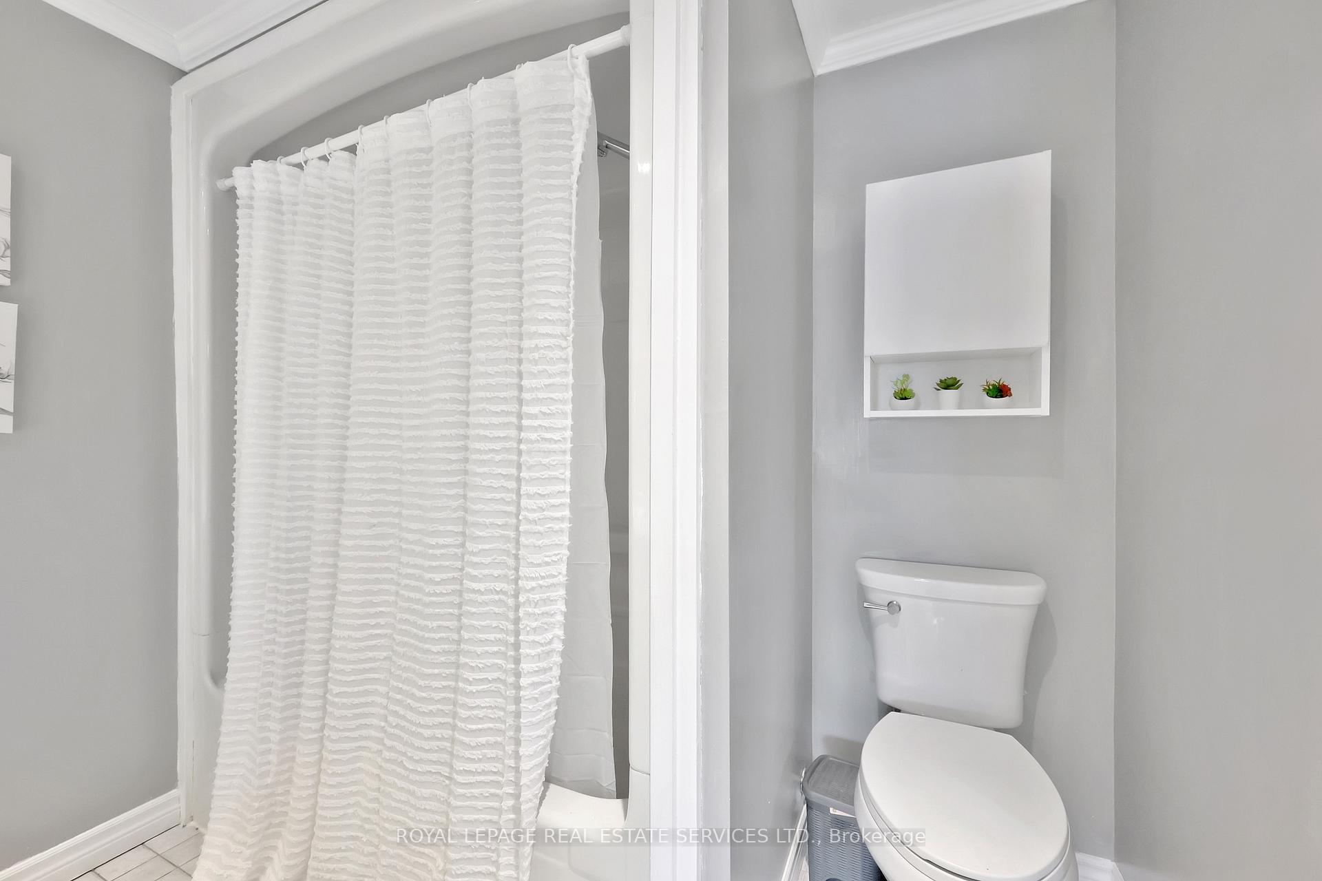 3 Bedrooms Condo at 3125 Fifth, Mississauga For sale