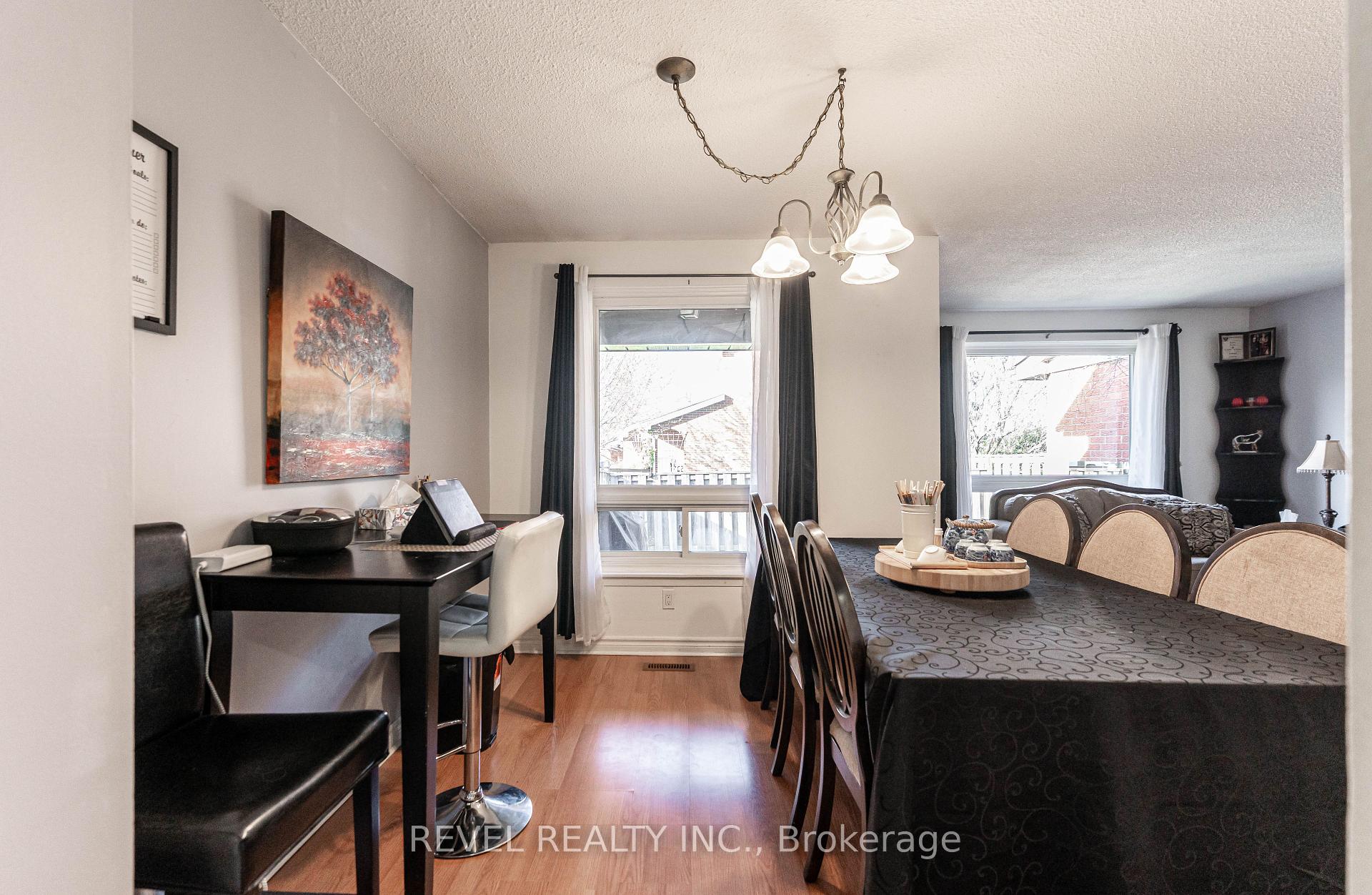 3 Bedrooms Condo at 25 Redbury,  Hamilton For sale