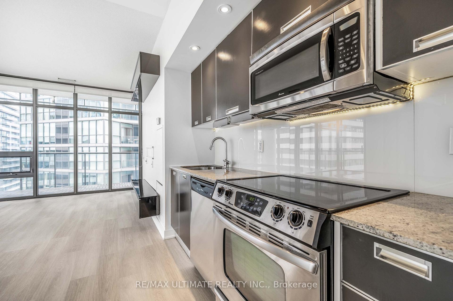 2 Bedrooms Condo at 33 Charles, Toronto For sale