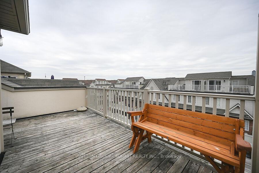 3 Bedrooms Condo at 633 DUNDAS,  Mississauga For sale