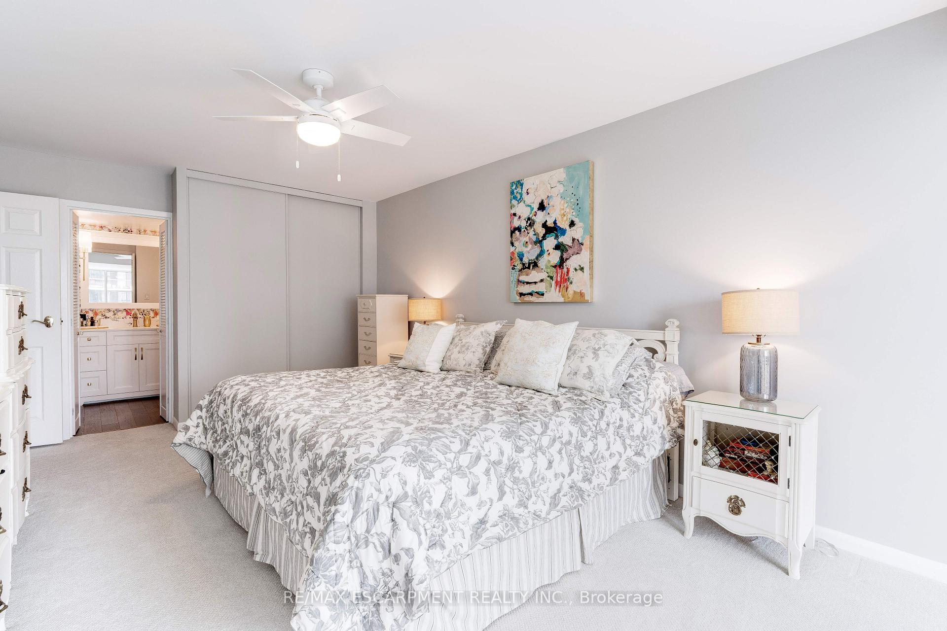 3 Bedrooms Condo at 2175 Marine, Oakville For sale