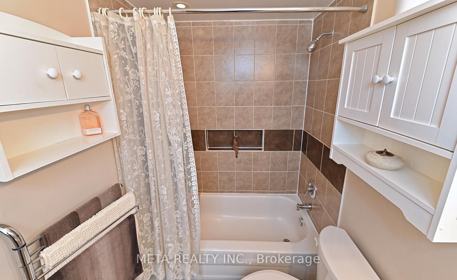 138 Van scott Drive N, #UPPER