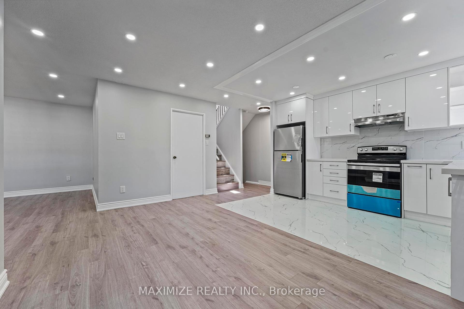 3 Bedrooms Condo at 1055 Dundas,  Mississauga For sale