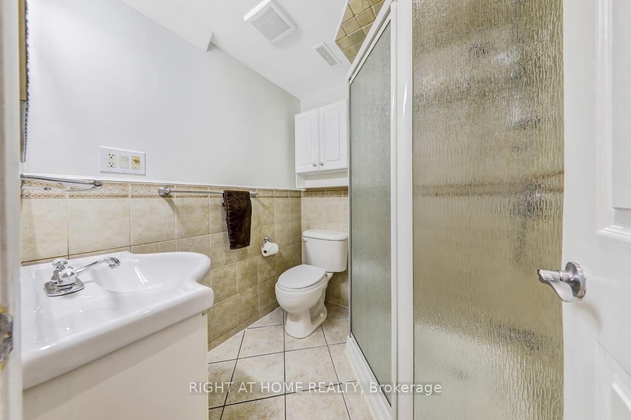 4 Bedrooms Condo at 1055 Shawnmarr, Mississauga For sale