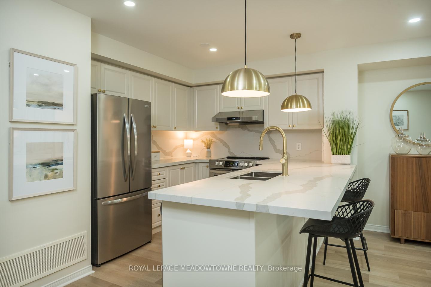 4 Bedrooms Condo at 3355 Thomas, Mississauga For sale