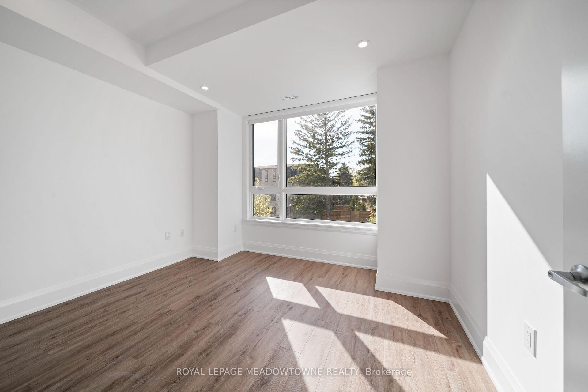 4 Bedrooms Condo at 121 High, Mississauga For sale