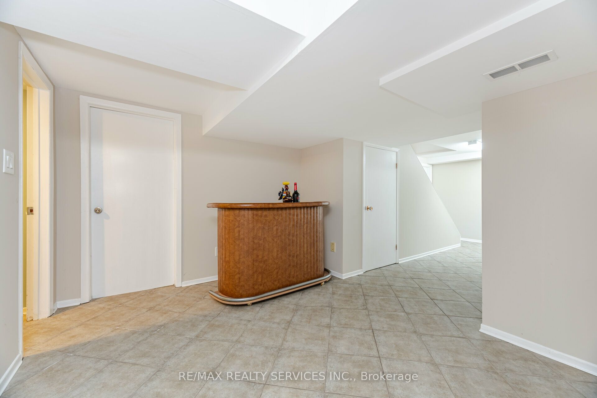 18 Wellington Street W
