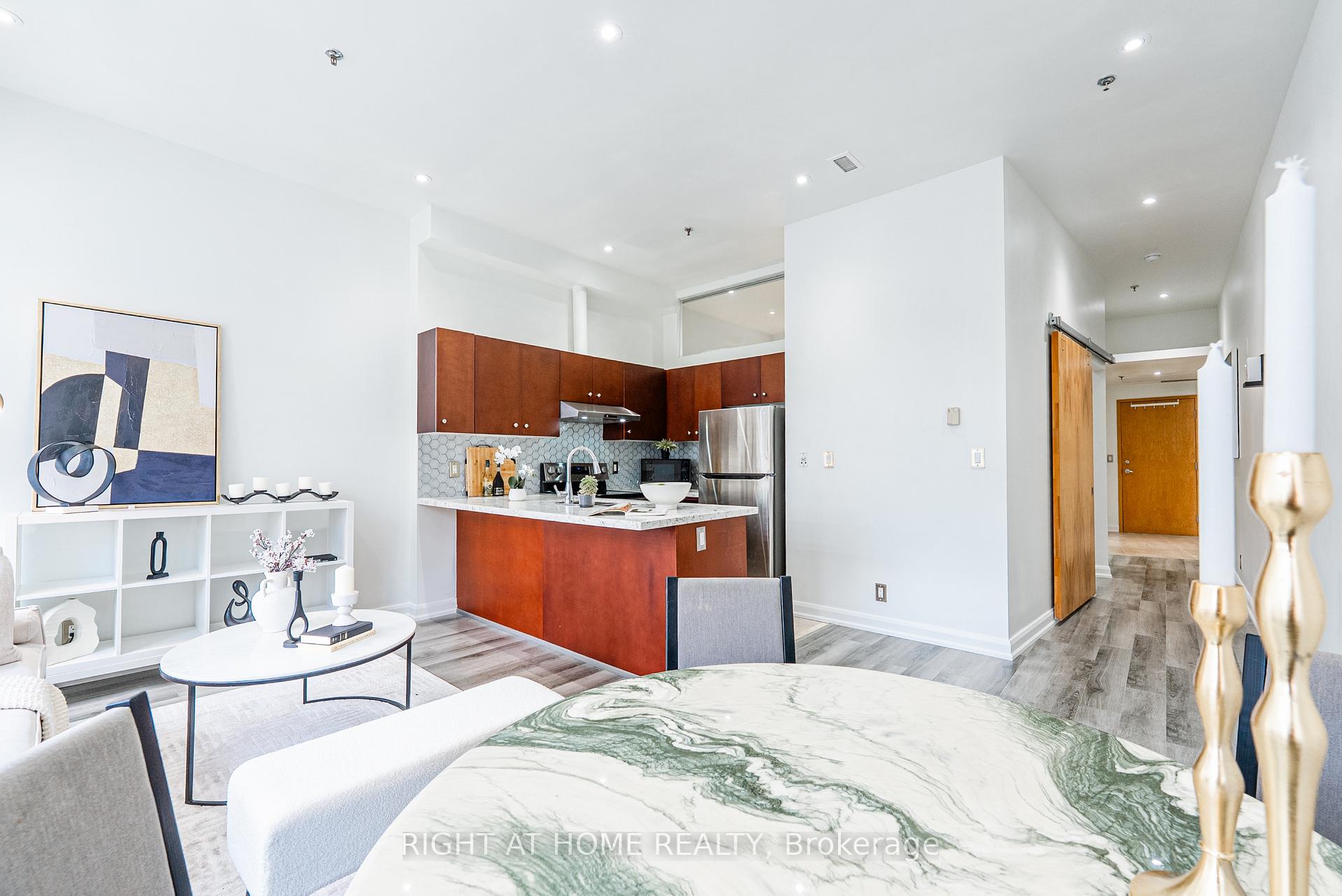 2 Bedrooms Condo at 700 King, Toronto For sale