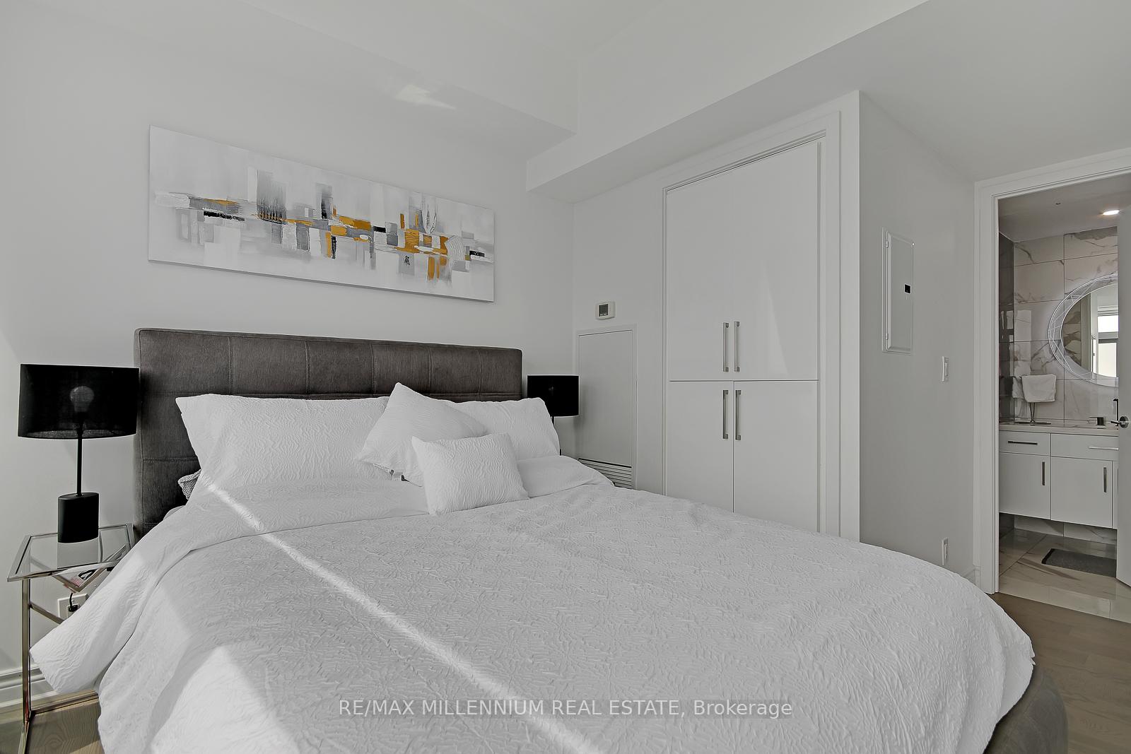 3 Bedrooms Condo at 12 York,  Toronto For sale