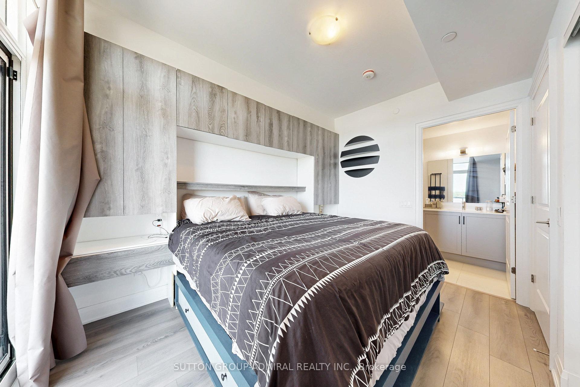 2 Bedrooms Condo at 20 Gatineau, Vaughan For sale