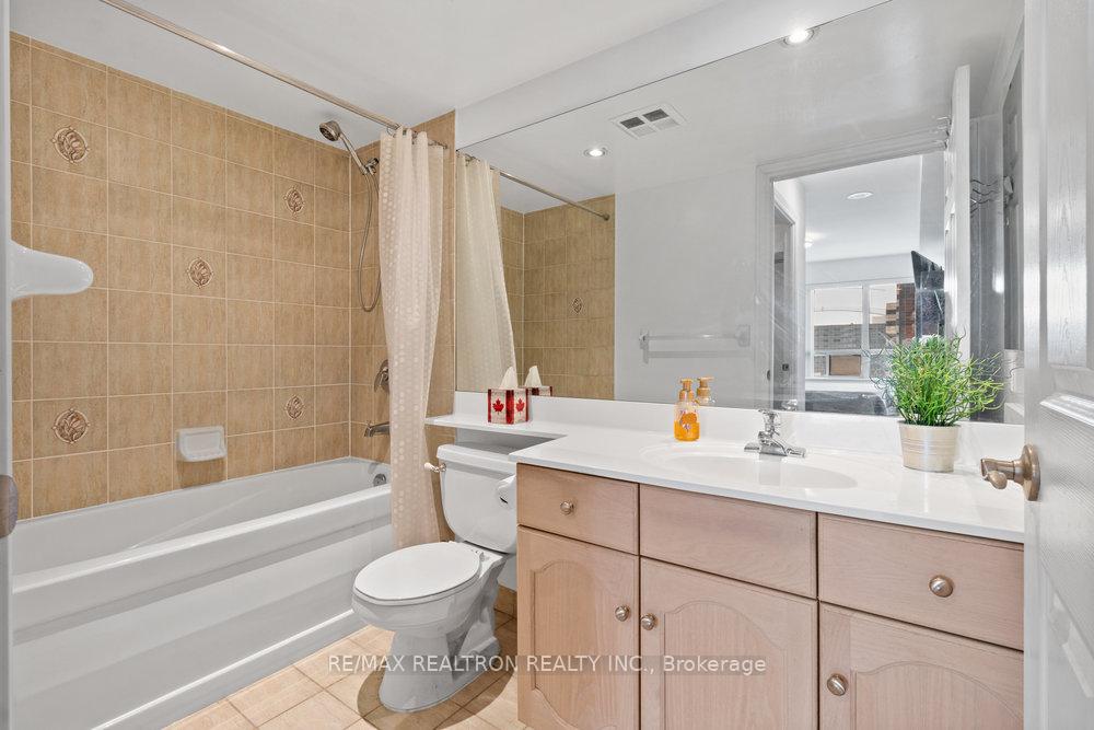 3 Bedrooms Condo at 250 Wellington, Toronto For sale
