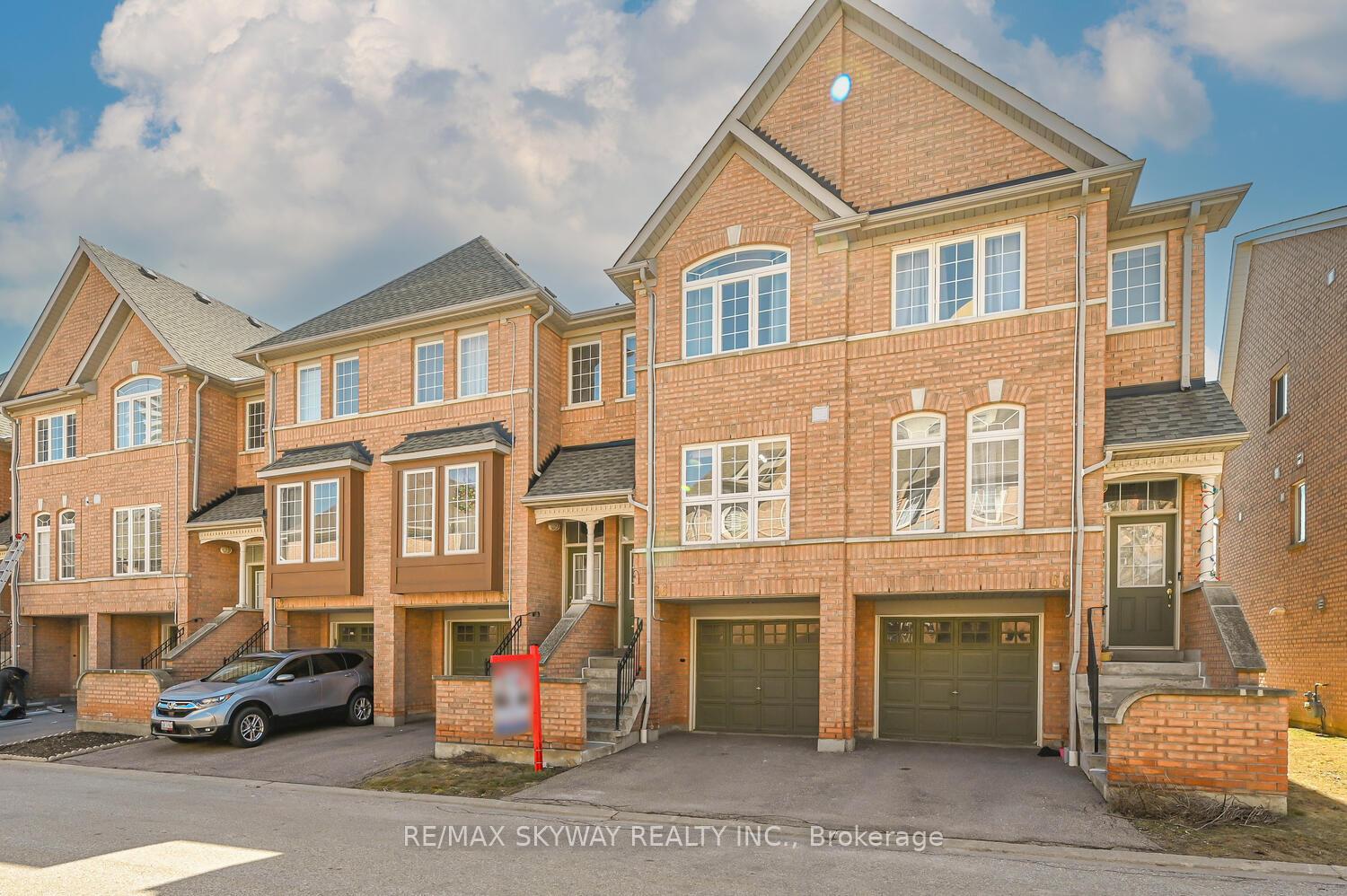 3 Bedrooms Condo at 50 Strathaven,  Mississauga For sale