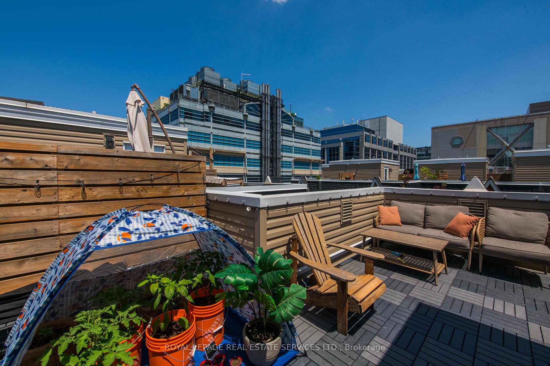 2 Bedrooms Condo at 29 canniff, Toronto For sale