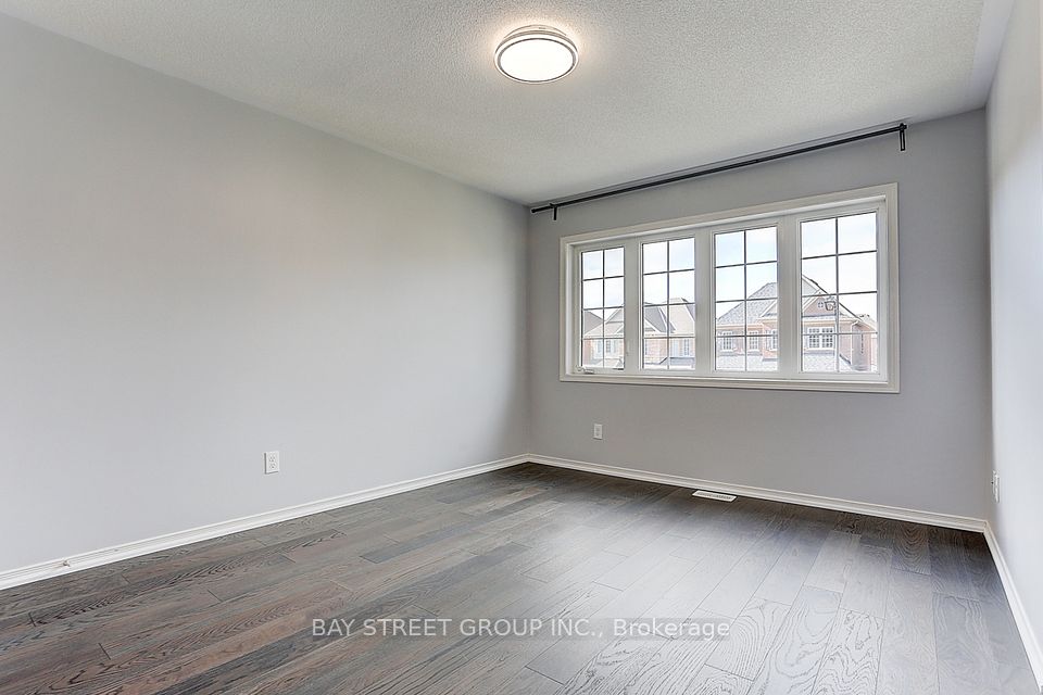 2433 Equestrian Cres