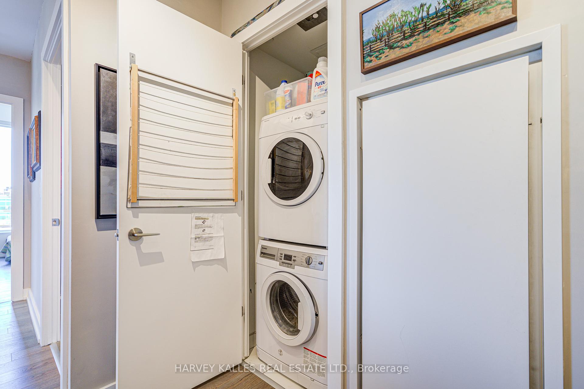 2 Bedrooms Condo at 6 Parkwood, Toronto For sale