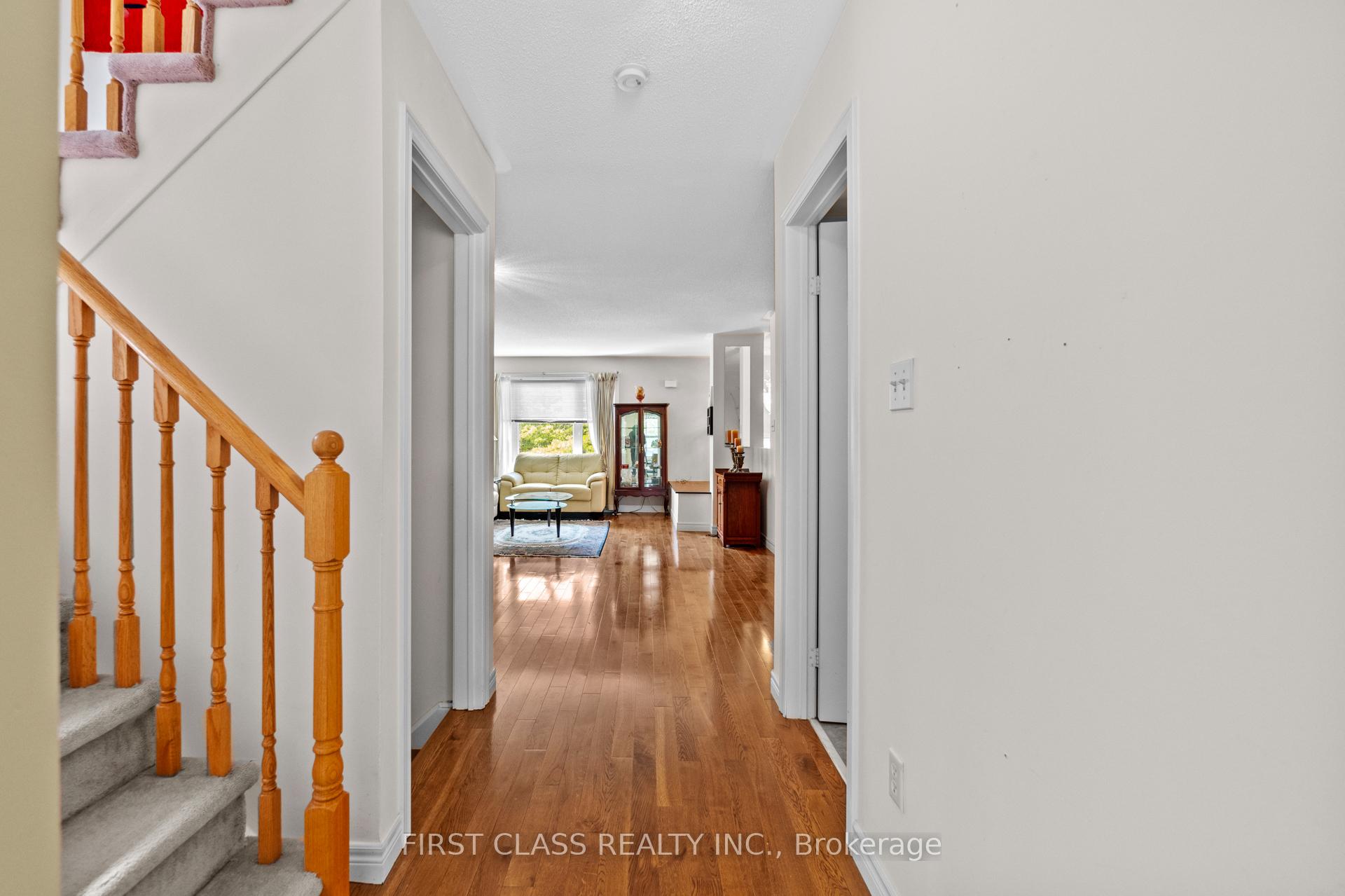 4 Bedrooms Condo at 10A Leaside Park, Toronto For sale