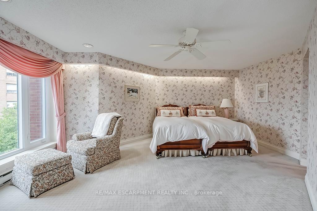 2 Bedrooms Condo at 2220 Lakeshore, Burlington For sale