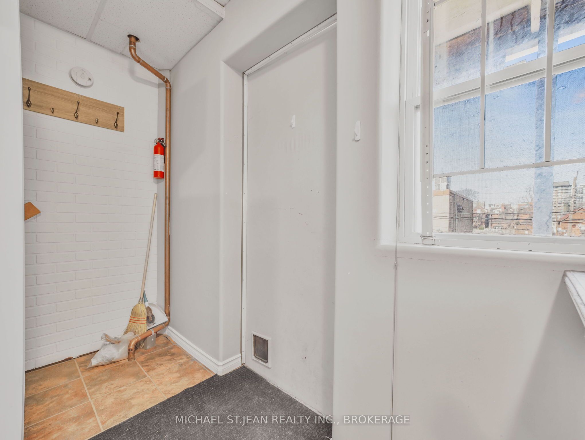 14 Victoria Avenue N