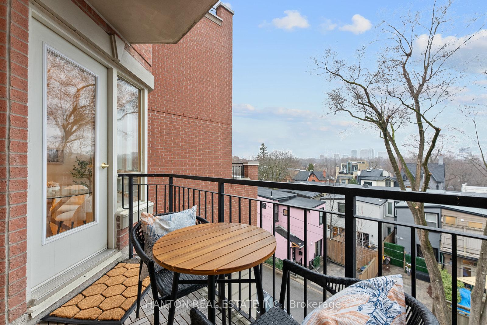 2 Bedrooms Condo at 77 Mcmurrich,  Toronto For sale