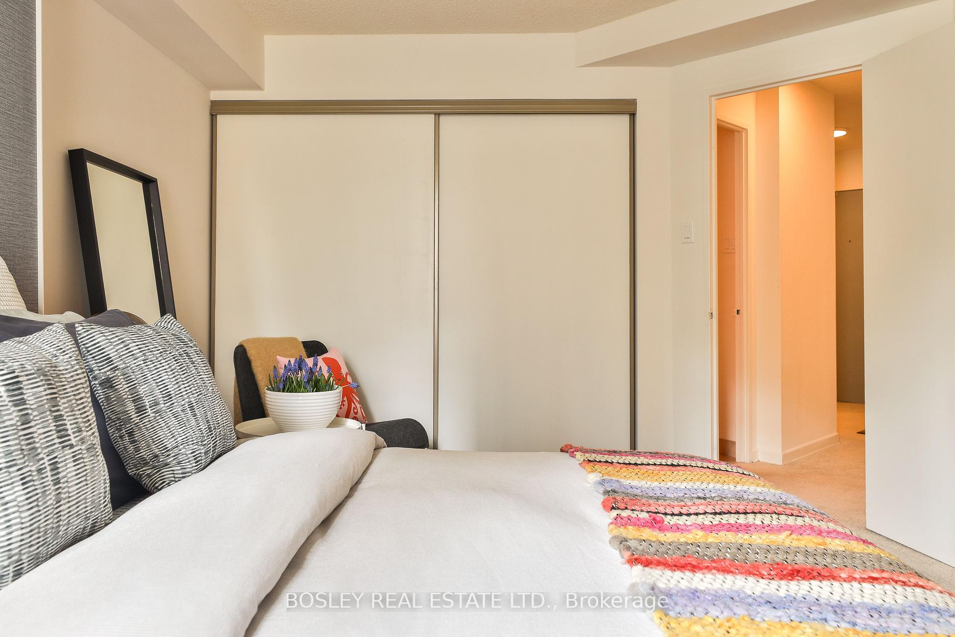 2 Bedrooms Condo at 25 Maitland, Toronto For sale
