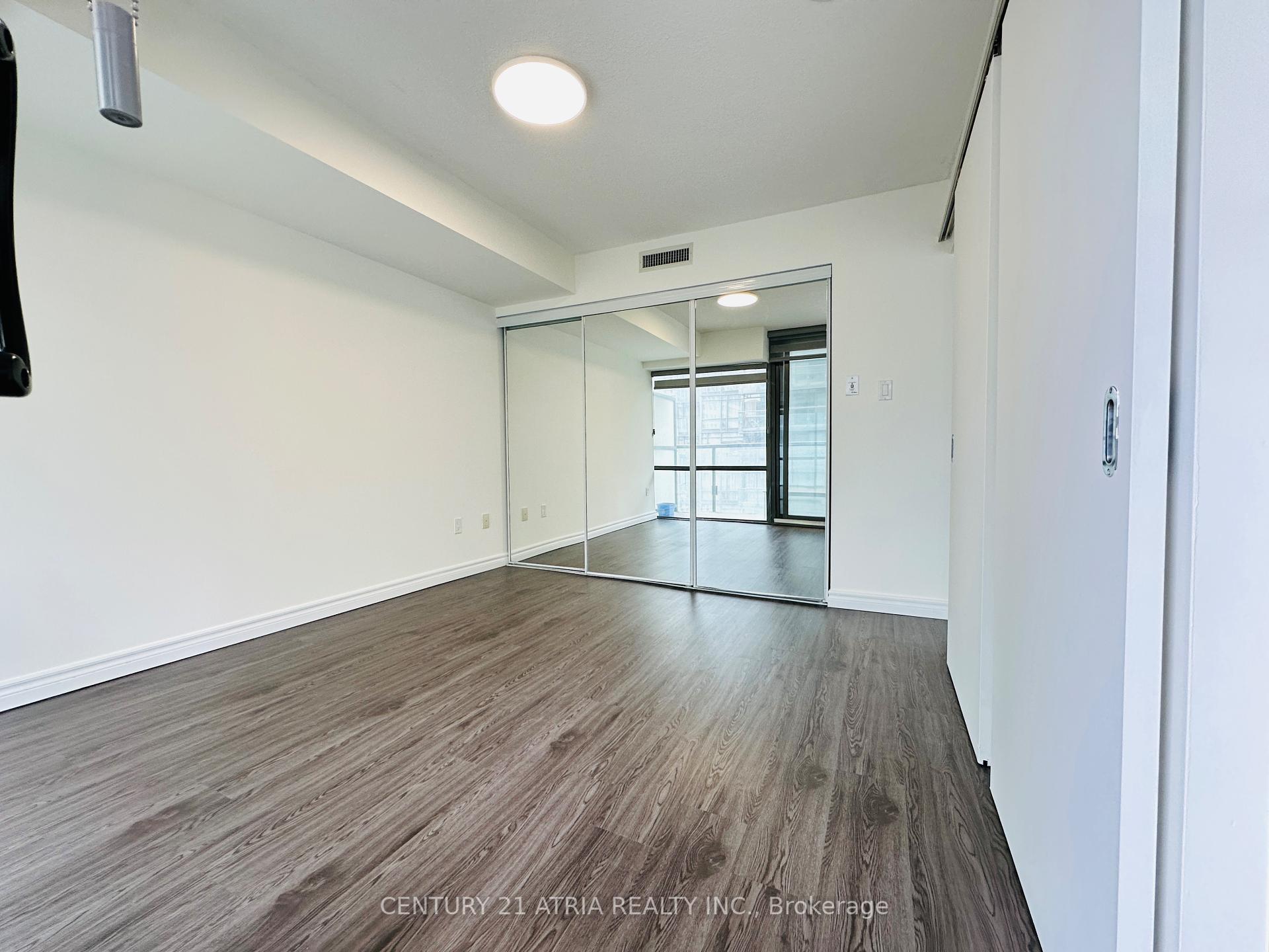 2 Bedrooms Condo at 37 Grosvenor,  Toronto For sale