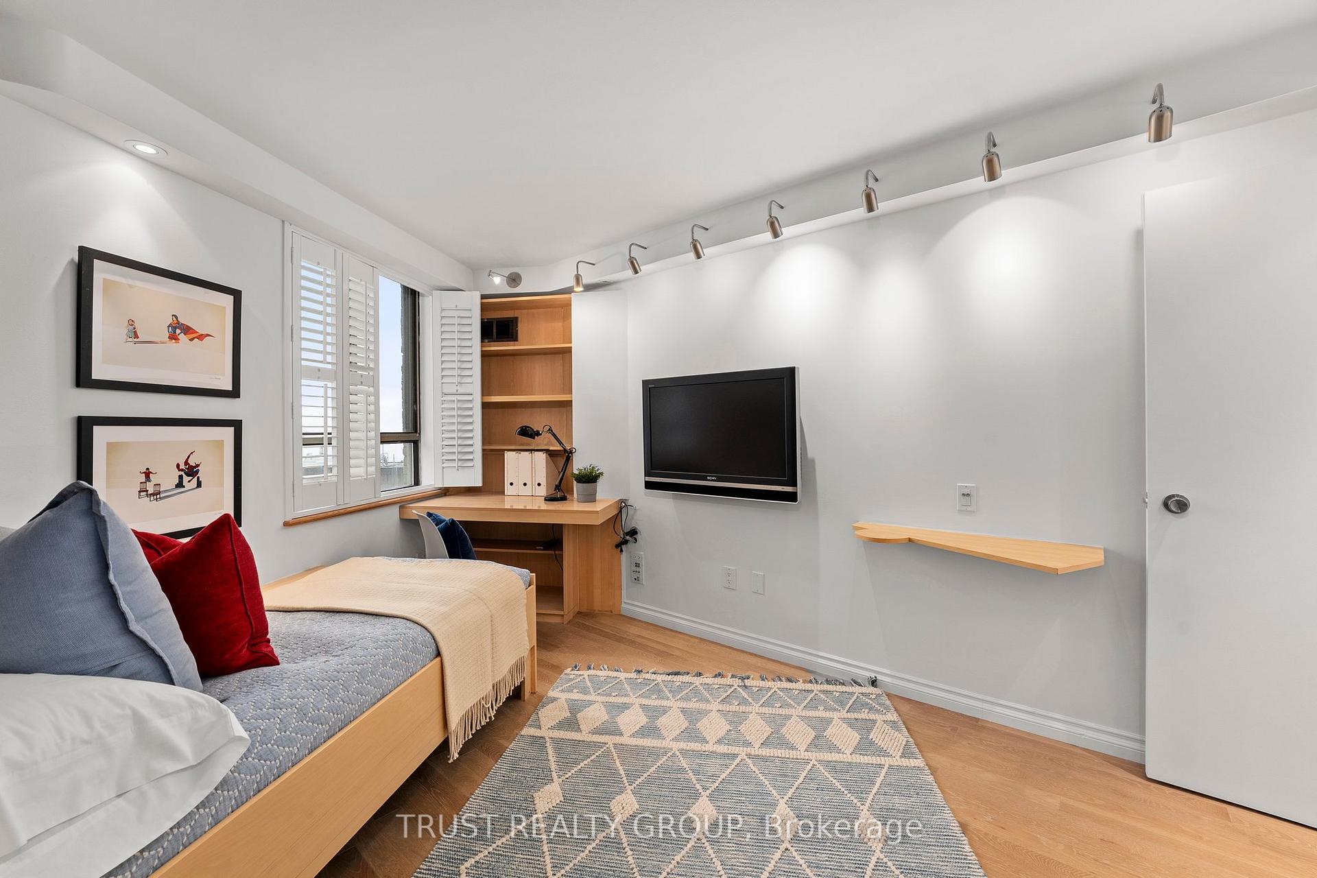 2 Bedrooms Condo at 270 Queens, Toronto For sale