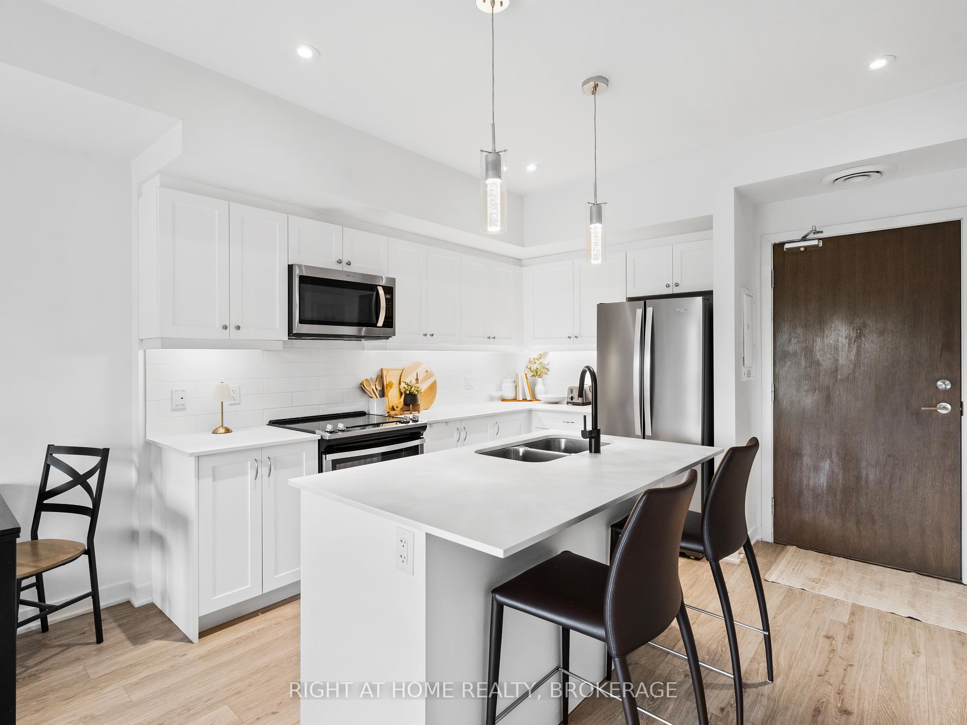2 Bedrooms Condo at 16 Markle, Hamilton For sale