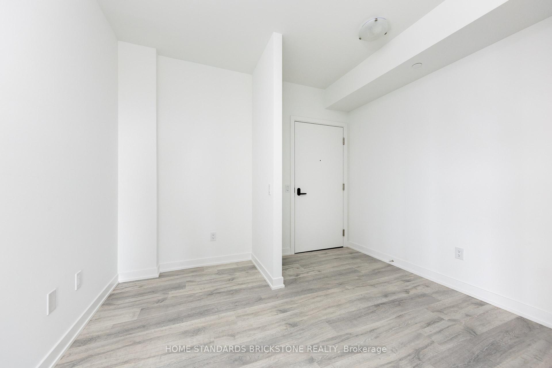 3 Bedrooms Condo at 220 Missinnihe, Mississauga For sale