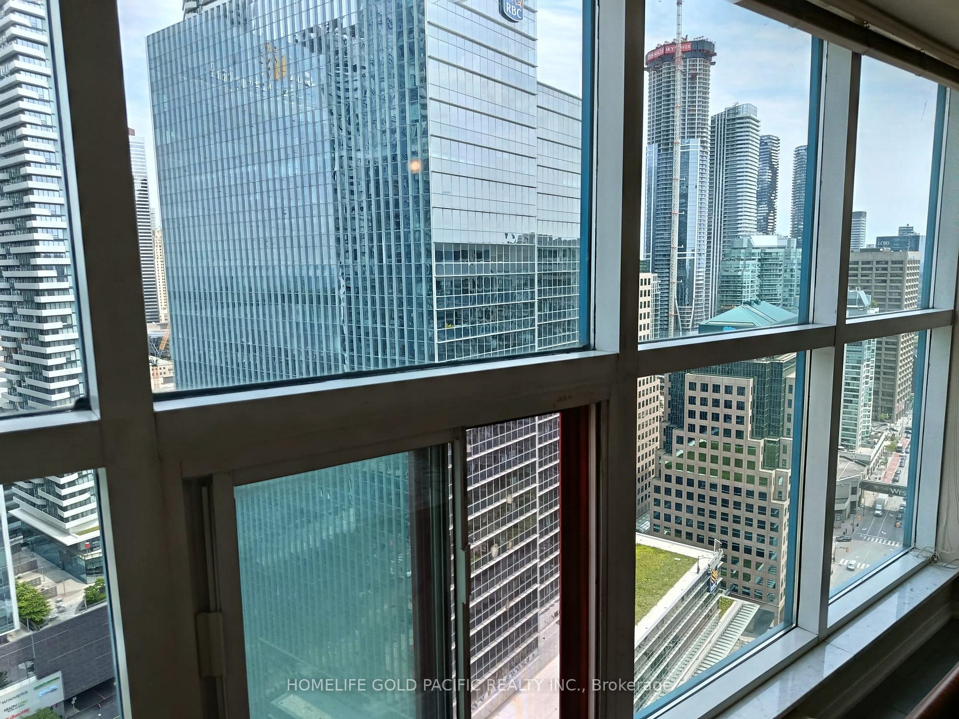 2 Bedrooms Condo at 77 Harbour, Toronto For sale