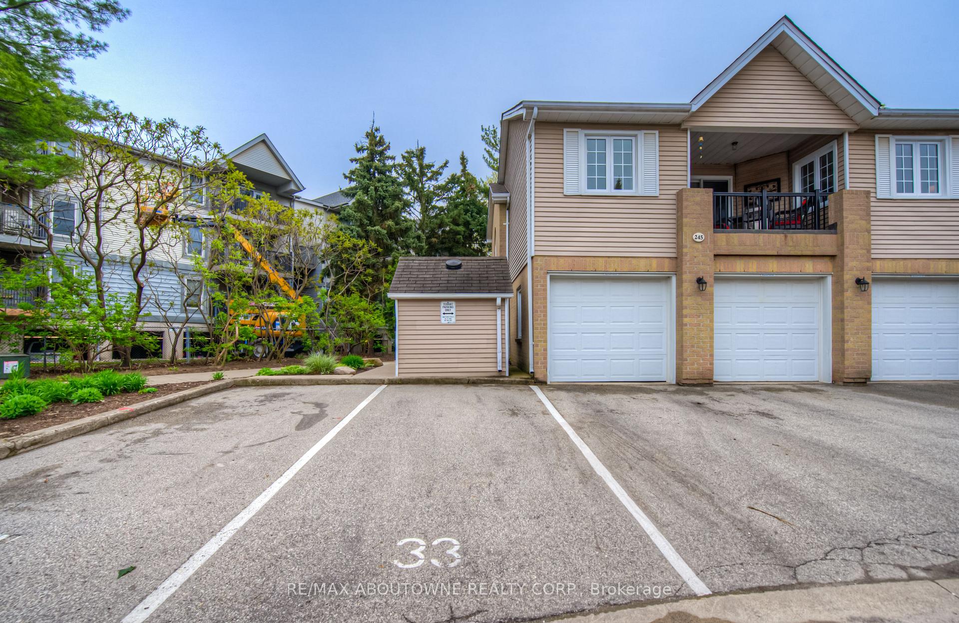 2 Bedrooms Condo at 2110 Cleaver, Burlington For sale