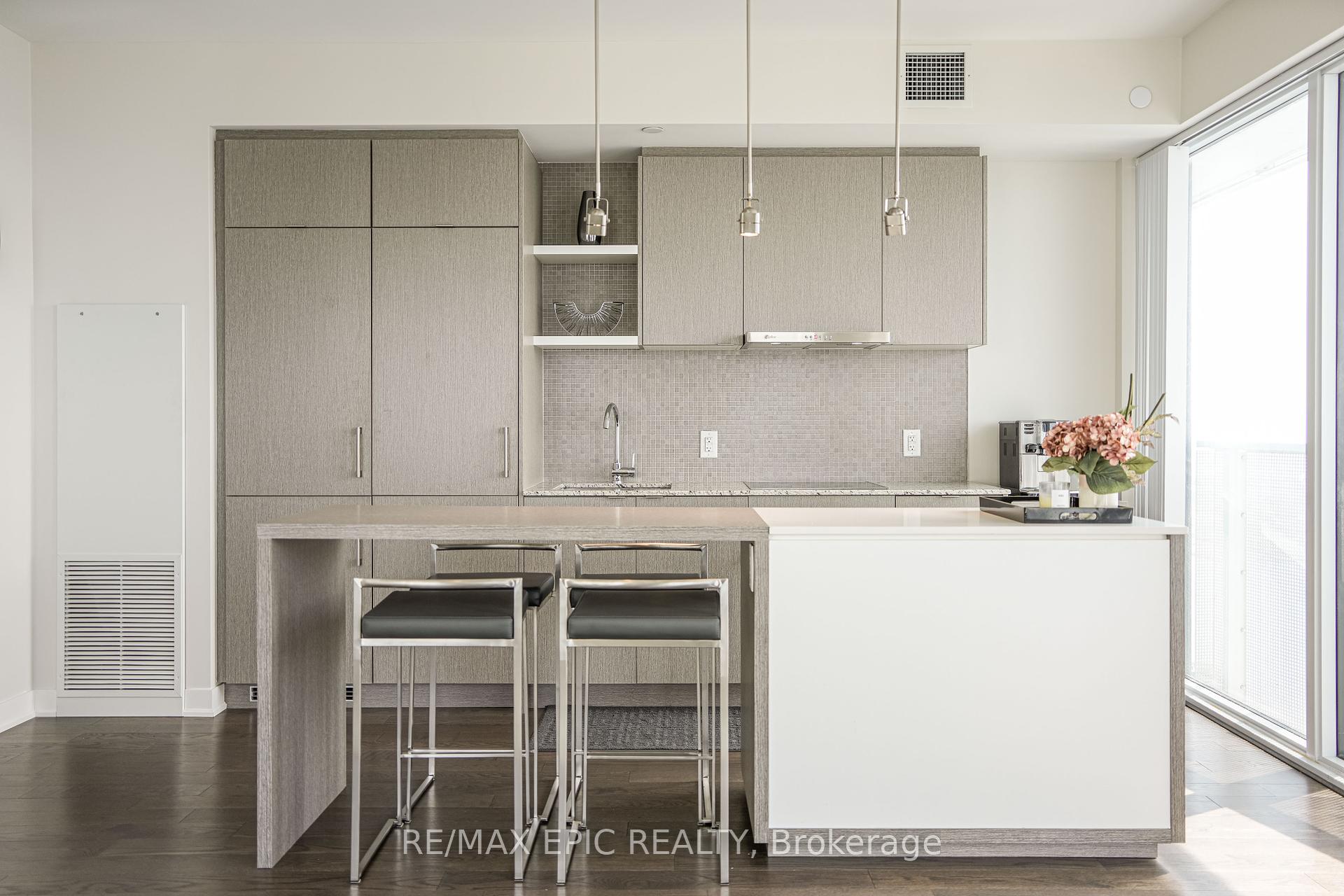 3 Bedrooms Condo at 88 Harbour,  Toronto For sale
