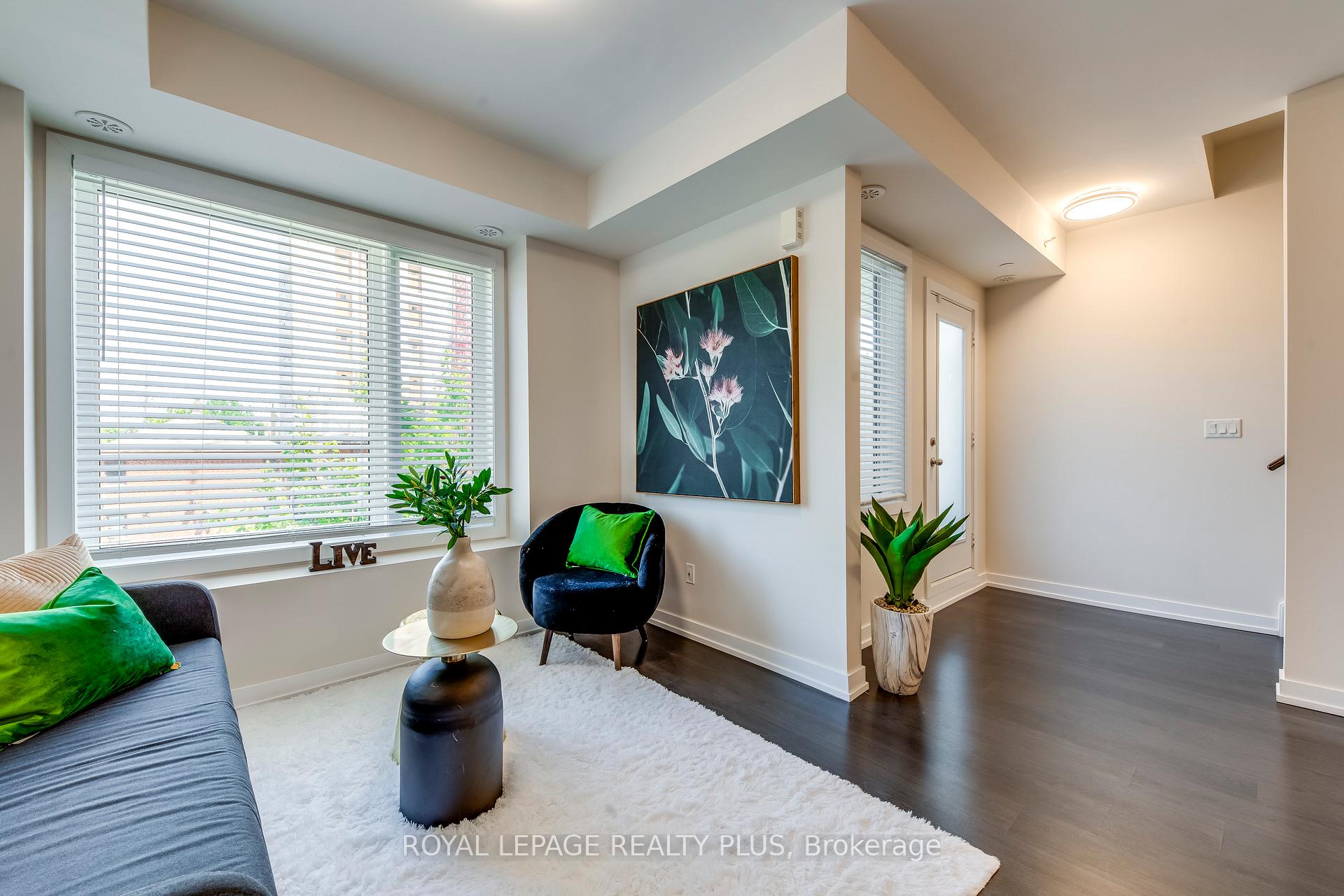 2 Bedrooms Condo at 10 Drummond, Toronto For sale